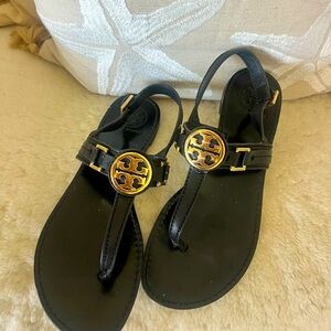 EUC Tory Burch Cassia Flat Thong in Black and Gold Tory Logo. Size 8